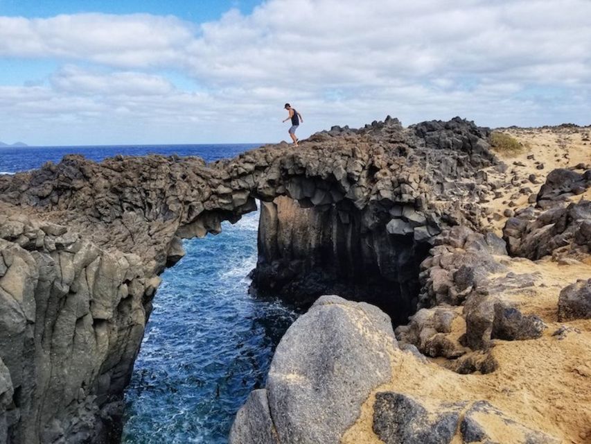 Graciosa Island: Jeep Safari Playa De las Conchas - Starting in Caleta de Sebo: find the jeep by the church