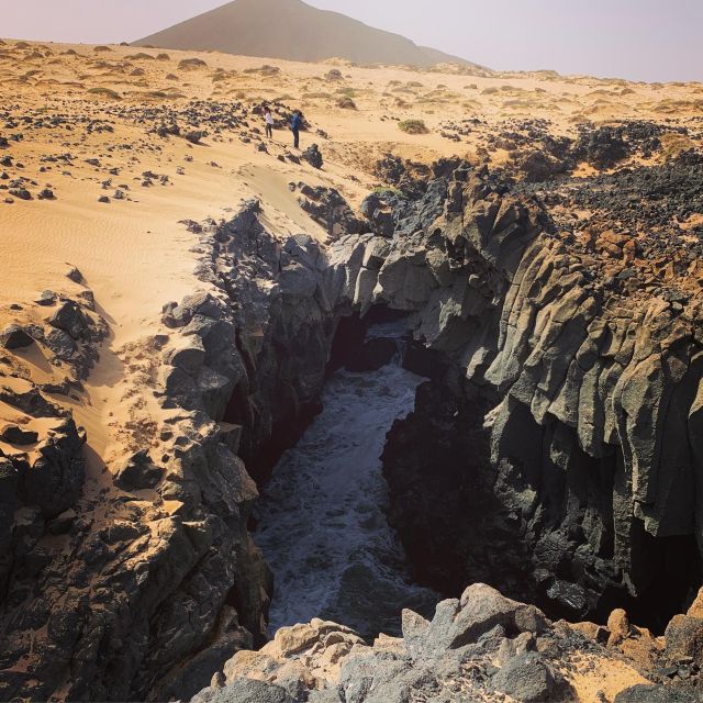 Graciosa Island: Jeep Safari Playa De las Conchas - Pedro Barba: the rustic village feel and a beach where turtles are common