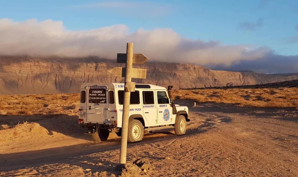 Graciosa Island: Jeep Safari Playa De las Conchas - Jeep pacing and group size: 22 people split across 3 jeeps