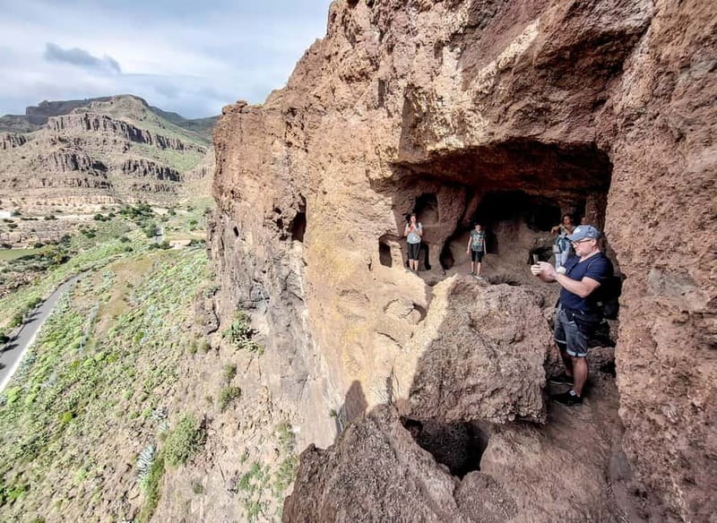 Gran Canaria: Red Gorge, Cave, Oasis Adventure Tour & Picnic - Red Gorge (Barranco de las Vacas): tuff ravine views and a guided walk