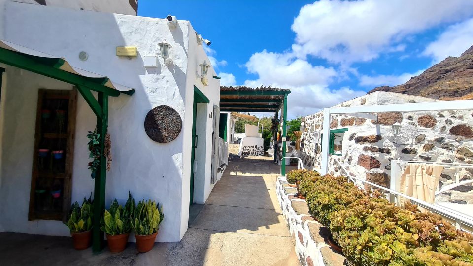 Gran Canaria: tasting wine & local cheese - Inside the two-century-old wine cellar: the maître sumelier’s lesson