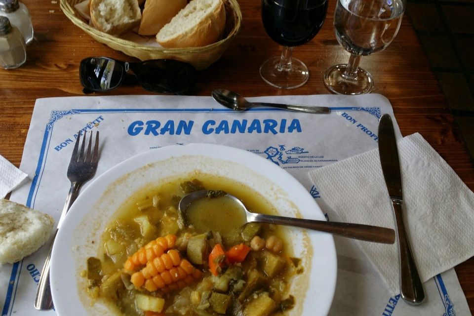 Las Palmas: Tapas and Drinks in the Beauty of the Old City - Drinking With Locals: Wine, Beer, and Spanish-Only Chats