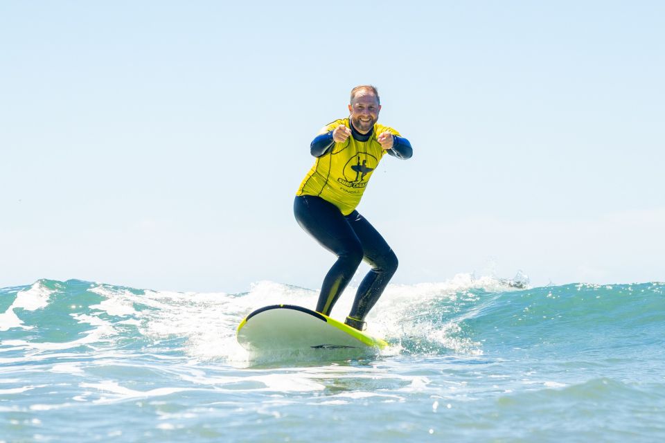 Playa del Inglés Maspalomas: High Quality Surf Classes - What you get beyond the lesson: water, fruit, and photos