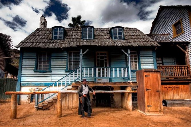 Sioux City Park Entrance Ticket - The saloon: American-themed food and drinks, with mixed BBQ feedback